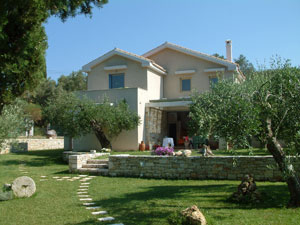 Villas abroad with a garden to rent for self catering holidays